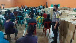 Bhabinkamtibmas Desa Cipacing Lakukan Pengamanan Pendistribusian Bansos 